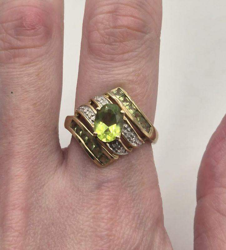 9ct yellow gold, peridot and diamond ring