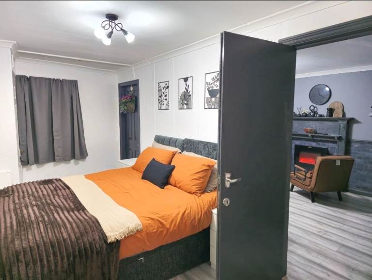 *All bills included* 1 Bedroom Flat with private entrance in Canning Town area *dedicated parking*