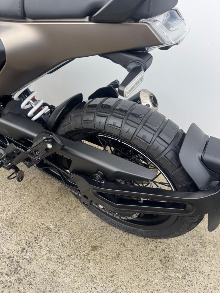 Husqvarna SVARTPILEN 401 2022, AKRAPOVIC