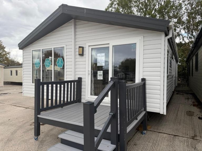 2 Bed Resi Spec Twin Lodge - Offsite / Farms - New Carpet, Bath, Ensuite Shower