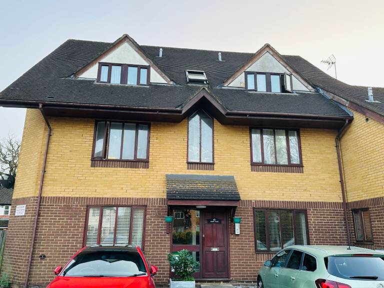 2Bed purpose-built 1st floor flat to rent in Pinner - Daniel House