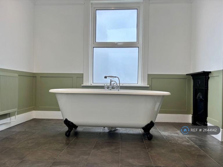 6 bedroom house in Hollicondane Road, Ramsgate, CT11 (6 bed) (#2644142)