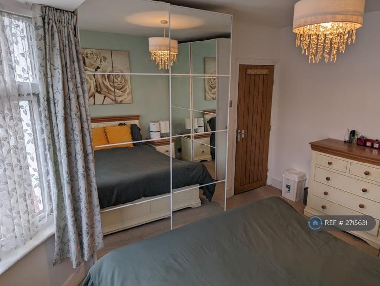 3 bedroom house in St Albans Avenue, London, E6 (3 bed) (#2715631)