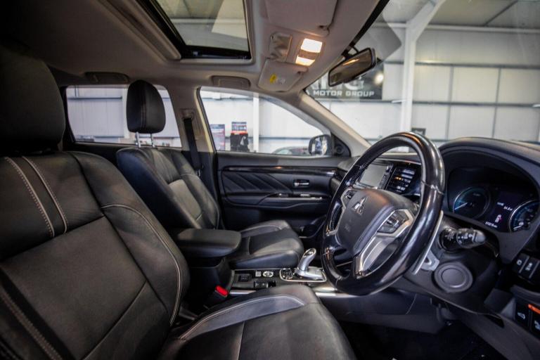 2017 Mitsubishi Outlander 2.0h 12kWh 4h SUV 5dr Petrol Plug-in Hybrid CVT 4WD Euro 6 (s/s) (200 p...