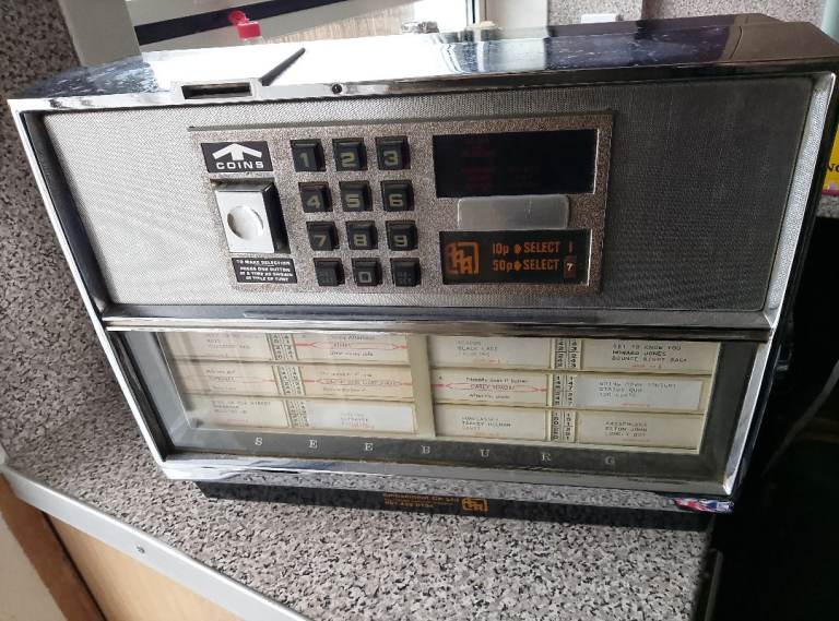 Vintage Wall-Mounted Jukebox – Retro Coin-Operated Player