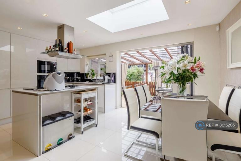 1 bedroom in Springvale Avenue, Brentford, TW8 (#3016205)