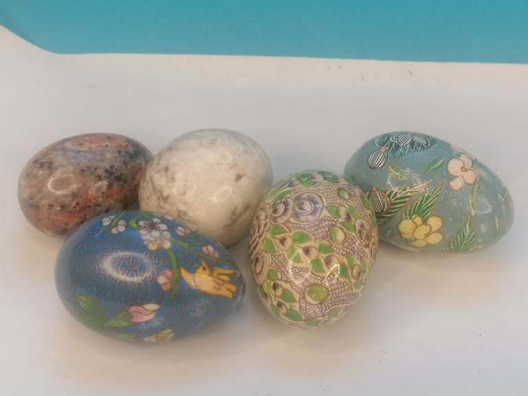 3xVintage Hand Painted Decorated Flowers Wooden Eggs,Glossy Lacquer.And 2x marble 1brown and white
