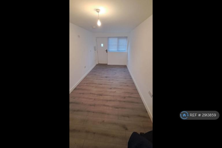 1 bedroom flat in Westbrook, Warrington, WA5 (1 bed) (#2913859)