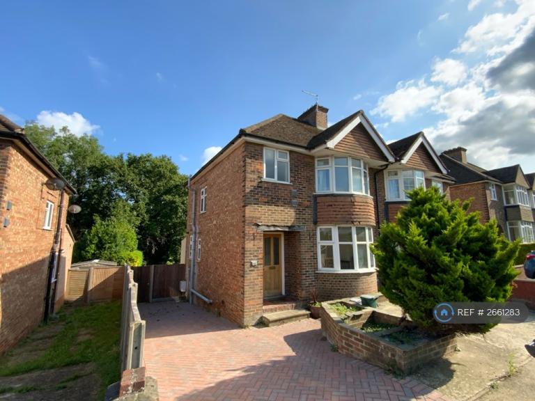 6 bedroom house in Ash Grove, Guildford, GU2 (6 bed) (#2661283)