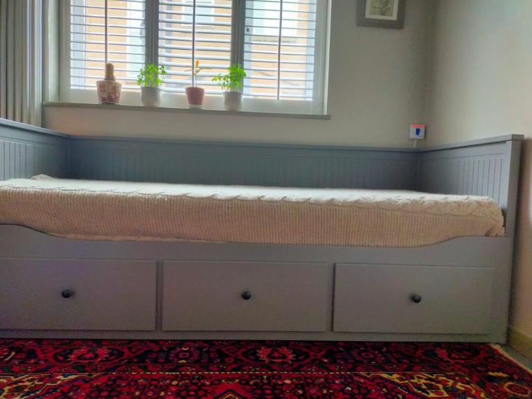 IKEA Hemnes Day Bed with 3 Drawers – Grey, Good Condition