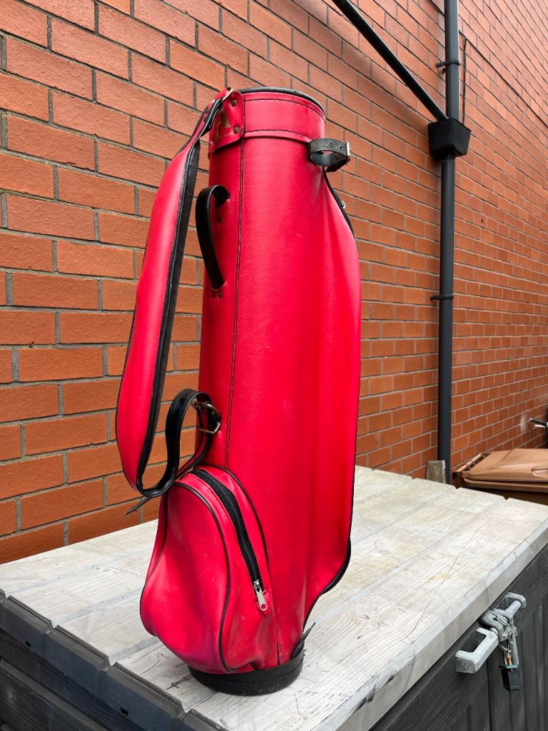 Basic golf bag in red. V good condition ( see photos) 