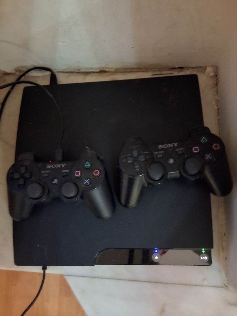 Ps3 slim and 2 wireless controllers