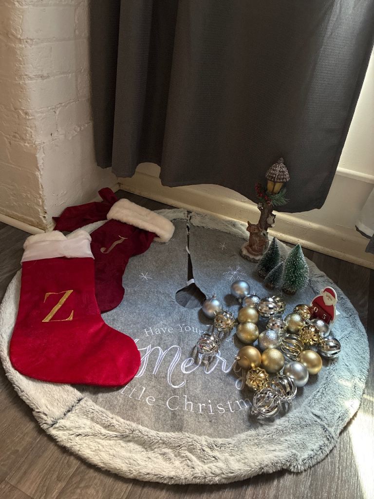 Christmas Tree Skirt, Stockings & Decorations – Good Condition