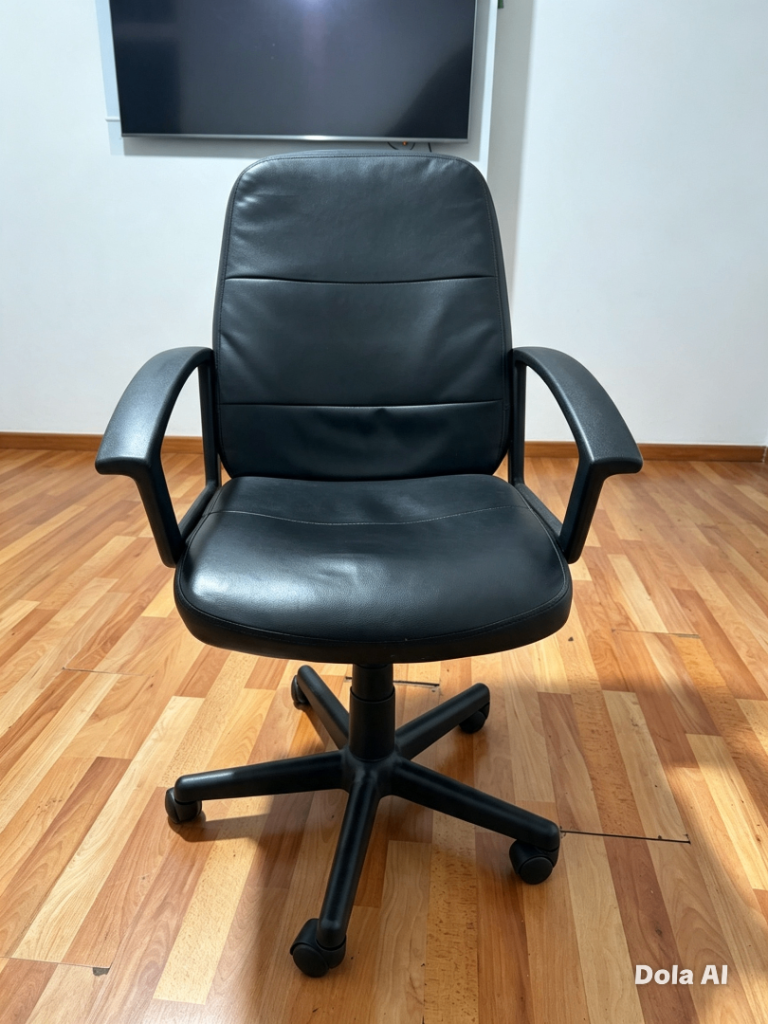 Black Office Chair with Armrests – Good Condition