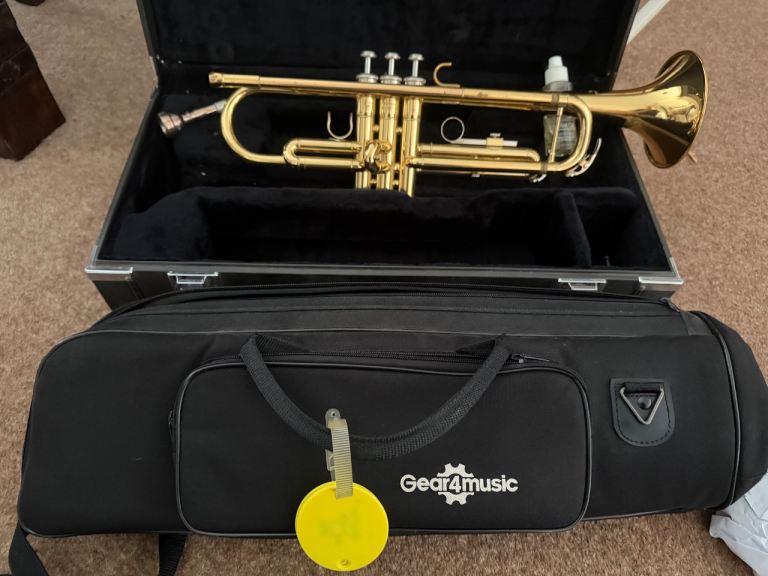 Yamaha YTR 2335 Trumpet with Hard Case and Soft Bag