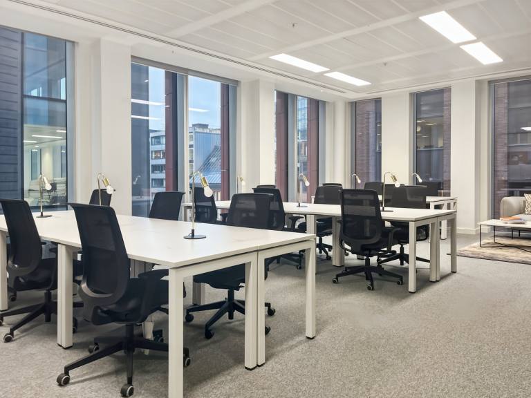 Manchester - M3 2BY \ Ready-to-Use Private Office for 3 Workstations