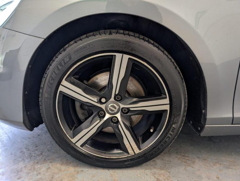 2019 Volvo V40 2.0 T2 GPF R-Design Nav Plus Euro 6 (s/s) 5dr HATCHBACK Petrol Manual