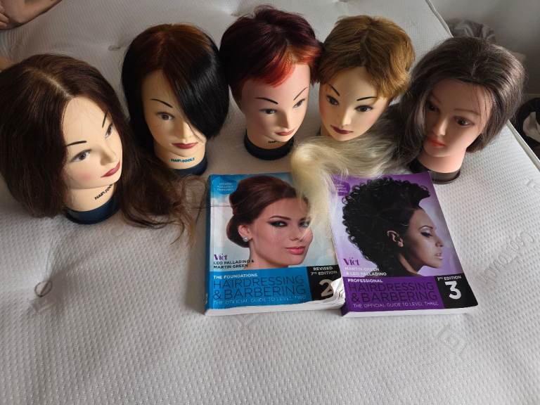 A whole package full of hairdressing materials in good condition.