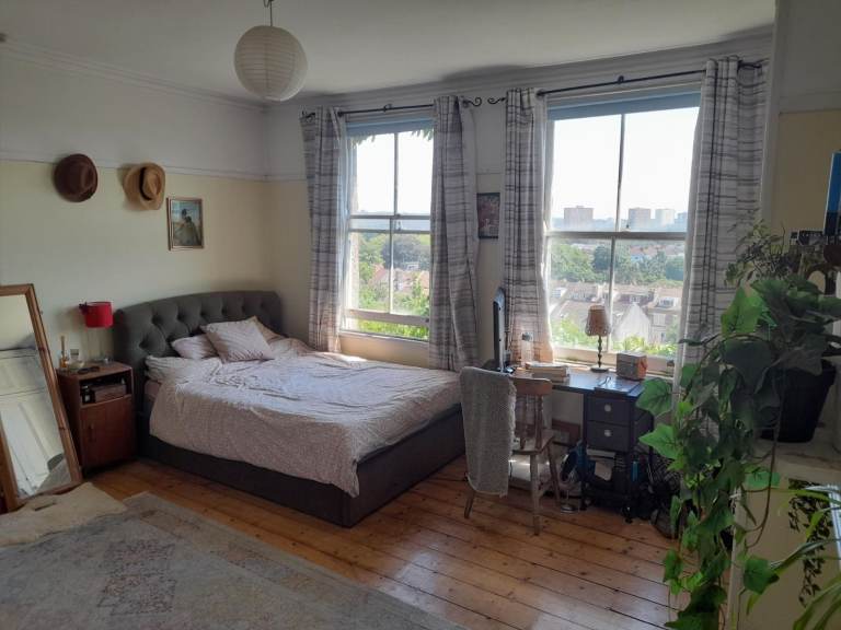 Double room with ensuite shower room in large and spacious Victorian house share in Montpelier