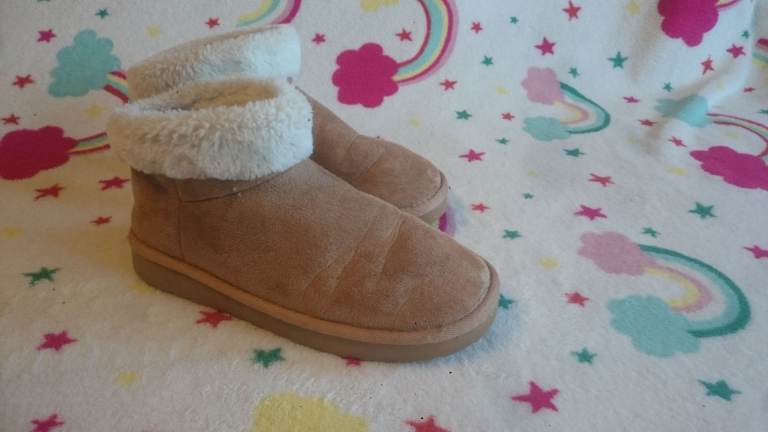 Woman warm boots / shoes
