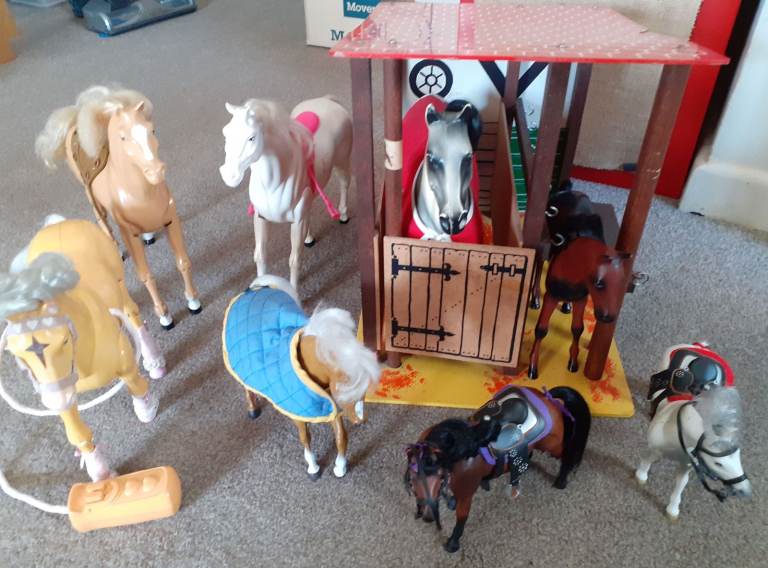 Job lot toy Horses & Sindy Stable