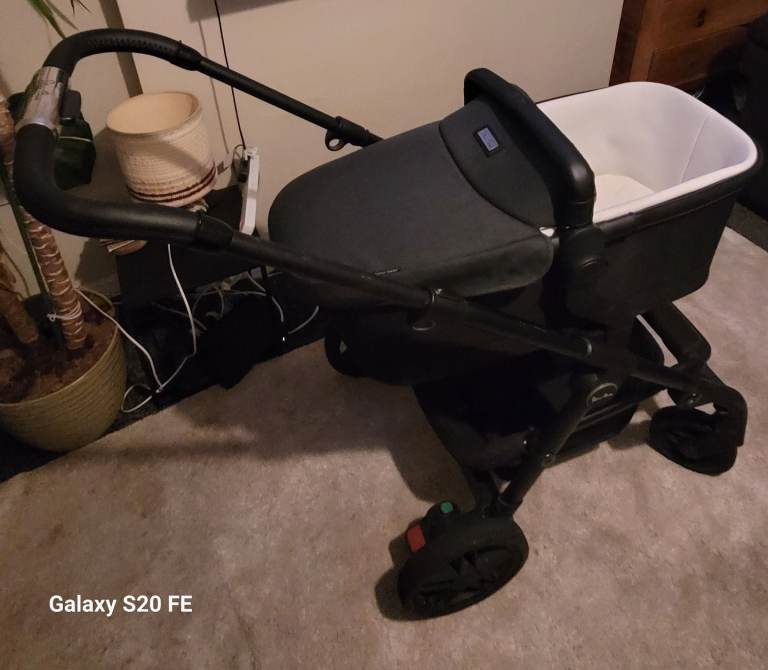 Lovely sturdy Silver Cross coast pram