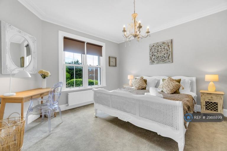 3 bedroom flat in Cowper Road, Worthing, BN11 (3 bed) (#2988899)