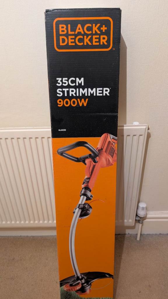 Black and Decker 900 Watt Strimmer - As New Condition