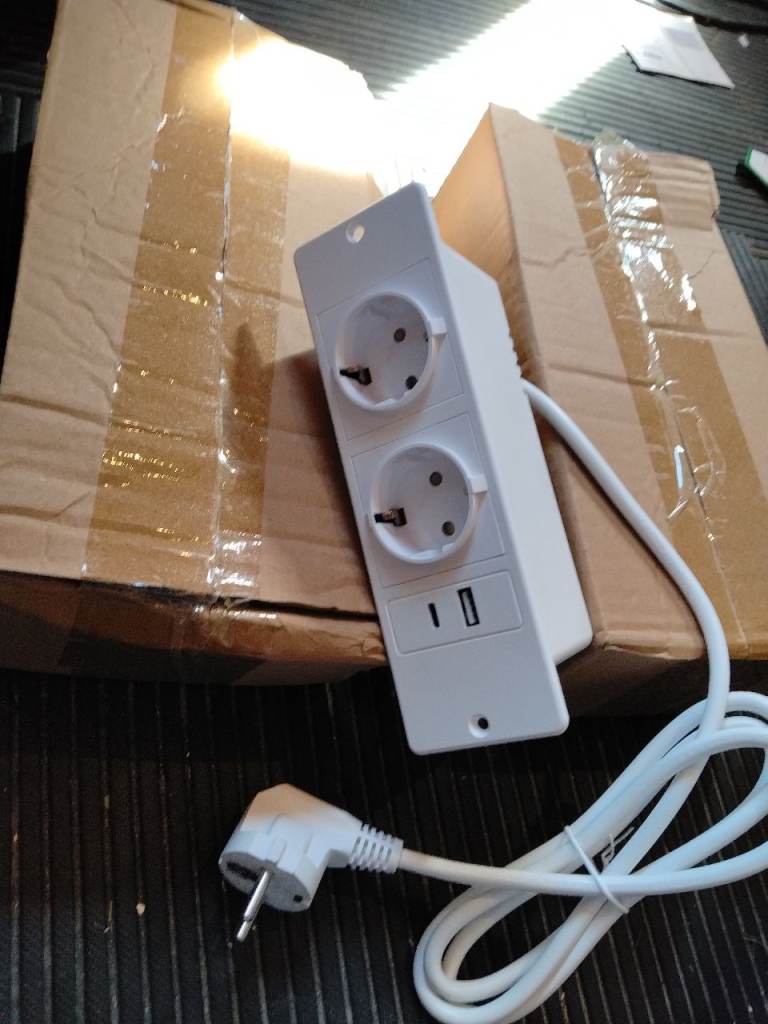 X1 New White Wall Socket with 2 USB Ports and 2 European Plugs
