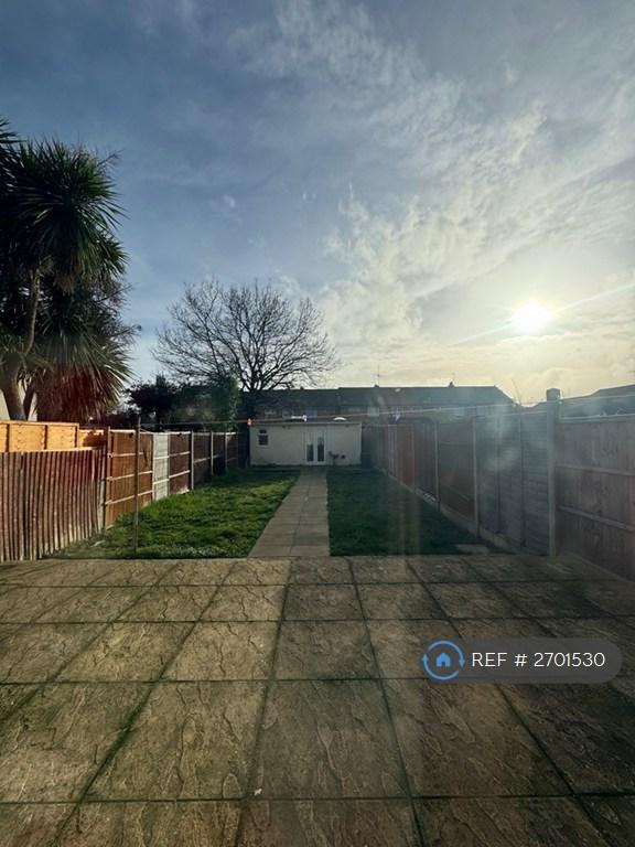 4 bedroom house in Sutton Road, Hounslow, TW5 (4 bed) (#2701530)