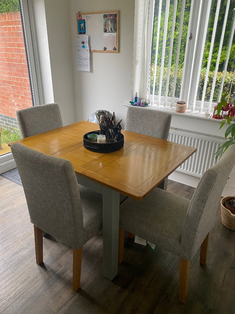 Extendable Dining Table & Chairs 