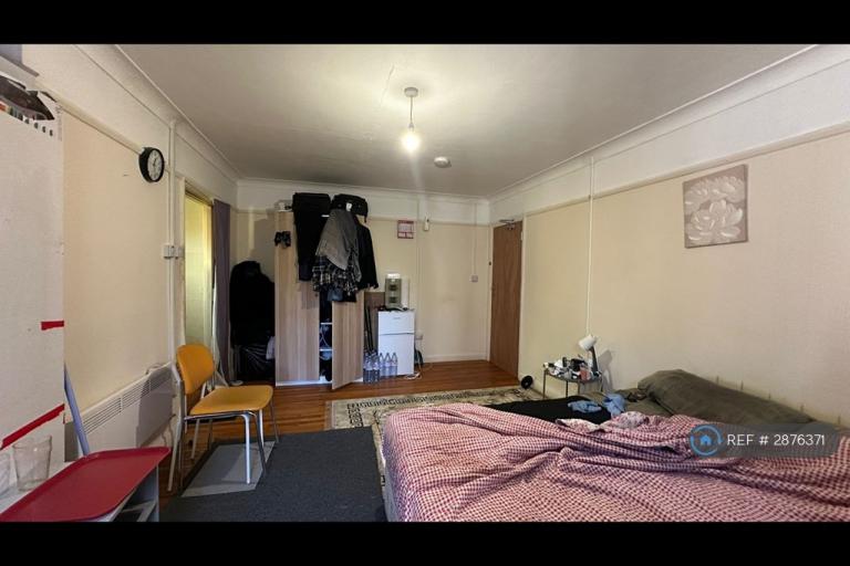 1 bedroom in Wyvern Road, Purley, CR8 (#2876371)