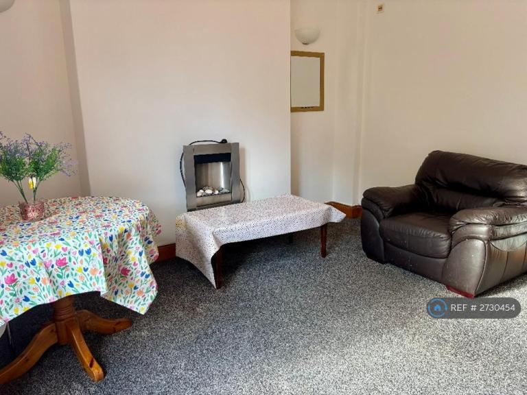 2 bedroom flat in Great Northern Road, Aberdeen, AB24 (2 bed) (#2730454)