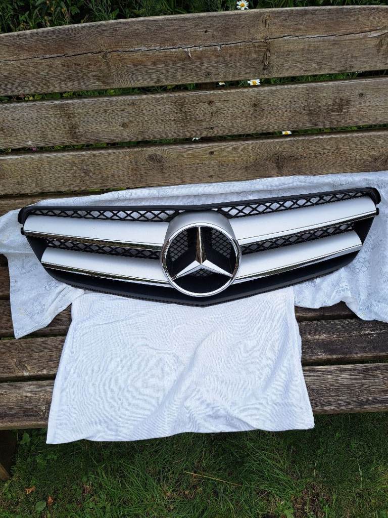 Front bumper grille. C204