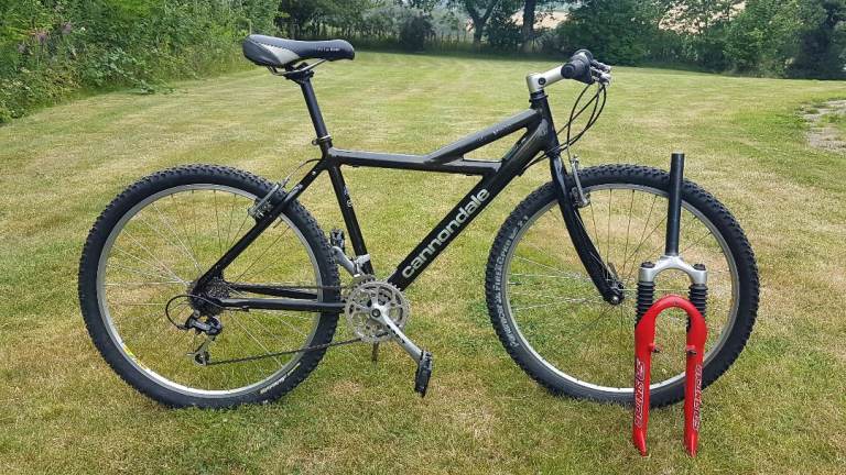 Classic Cannondale Killer V500 Mountain Trail Road Bike with spare suspension fork 