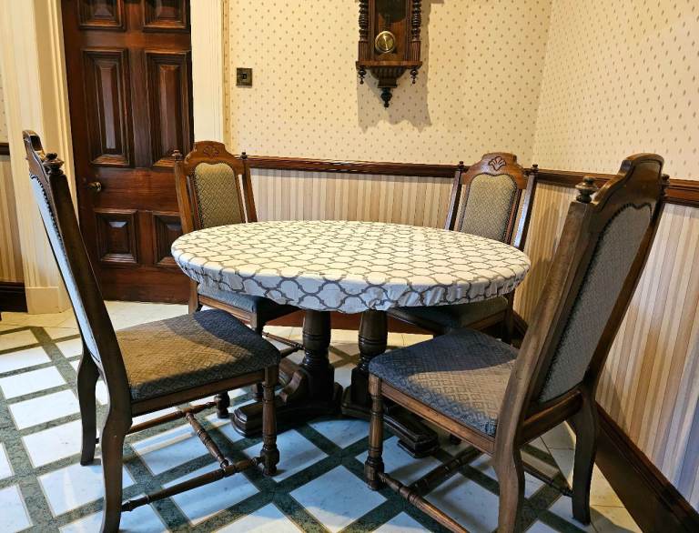 Free Wooden Extendable Dining Table and 6 Chairs