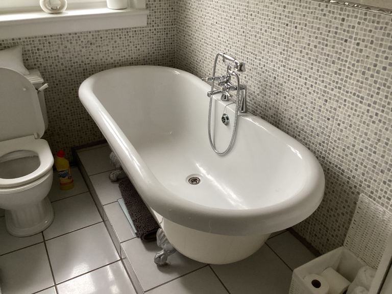 White roll top bath 