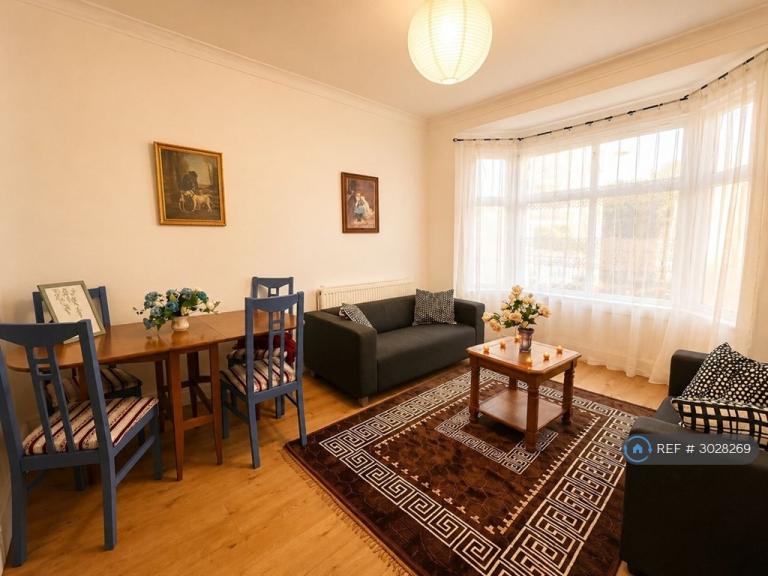 4 bedroom flat in Brownhill Road, London, SE6 (4 bed) (#3028269)
