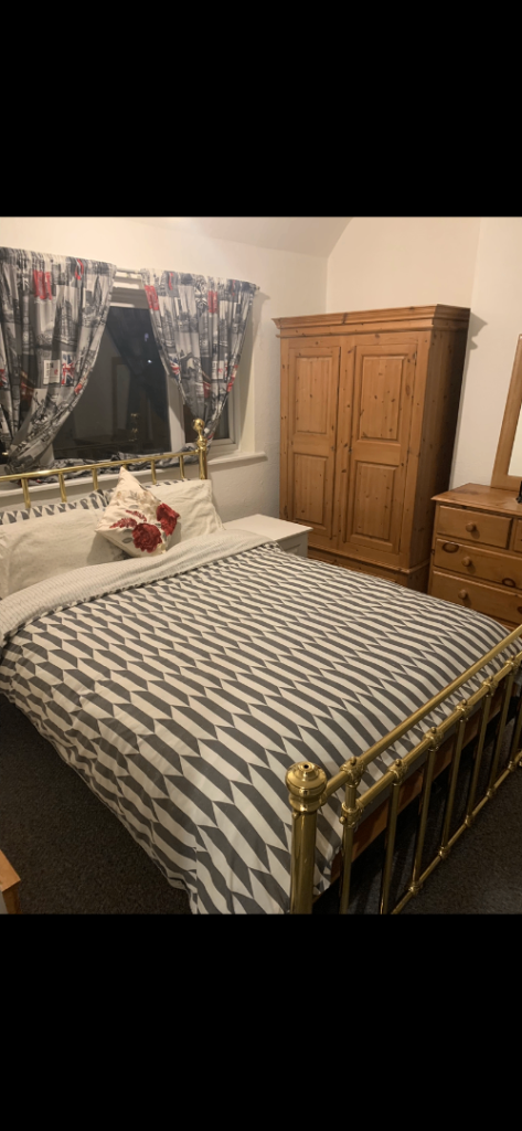 Lady miss no couple in shared house 