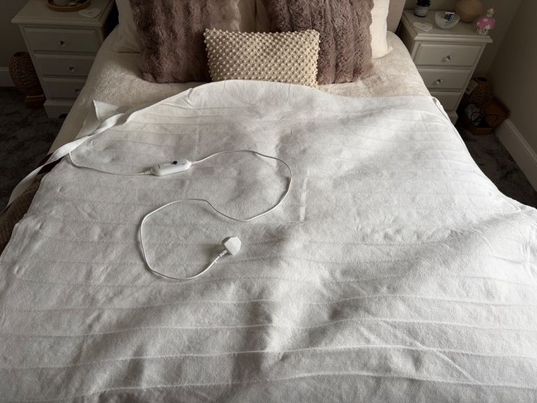 Silent night White Electric Blanket for Double or king size Bed – Good Condition