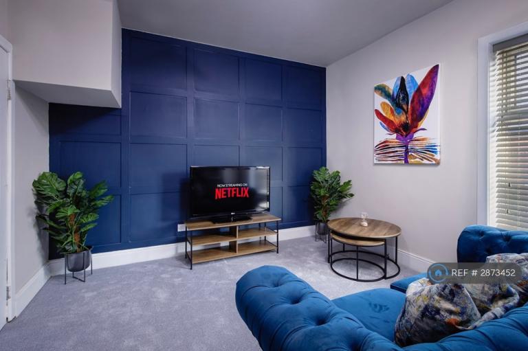 2 bedroom flat in Hornbeam Road, Manchester, M19 (2 bed) (#2873452)