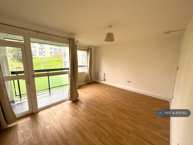 3 bedroom flat in Whitlock Drive, London, SW19 (3 bed) (#855782)