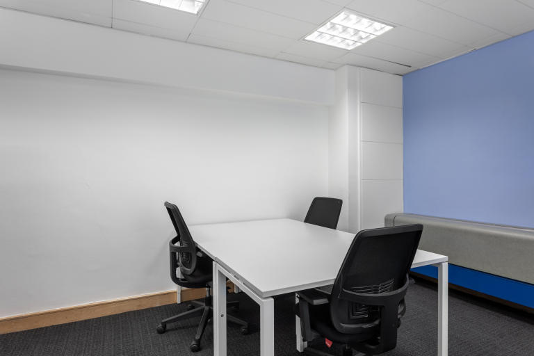 Potters Bar - EN65BS \ Large Office for Rent Customisable for 10 Desks