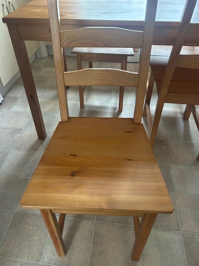 Wooden Dining Table and Four Chairs – Good Condition