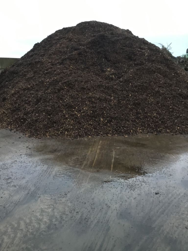 Bulk bags of woodchip ( not bark) decorative mulch 