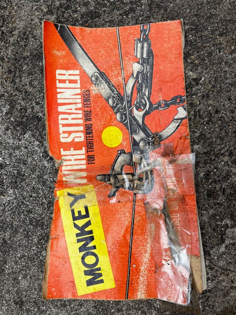Monkey wire fence strainer