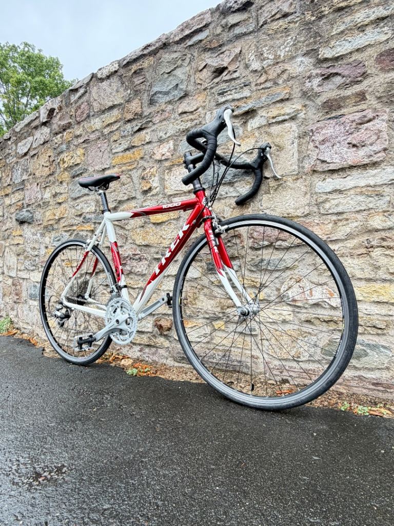 TREK ROAD BIKE IN PERFECT CONDITION 