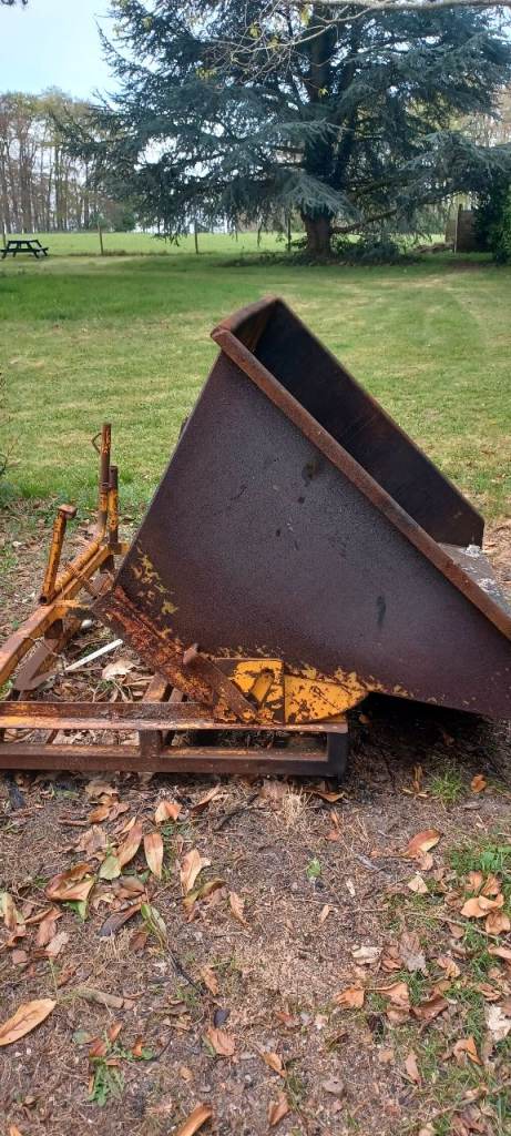 FREE TO COLLECT Garden green waste tilting bin