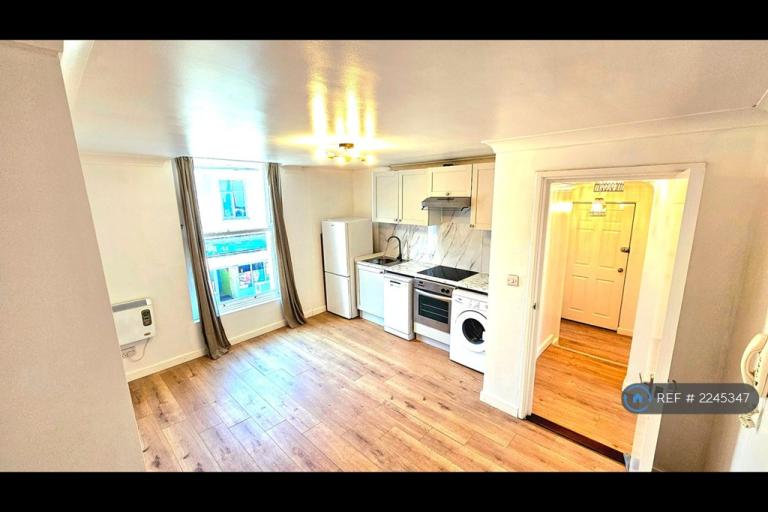 2 bedroom flat in Nelson St, Aldershot, GU11 (2 bed) (#2245347)