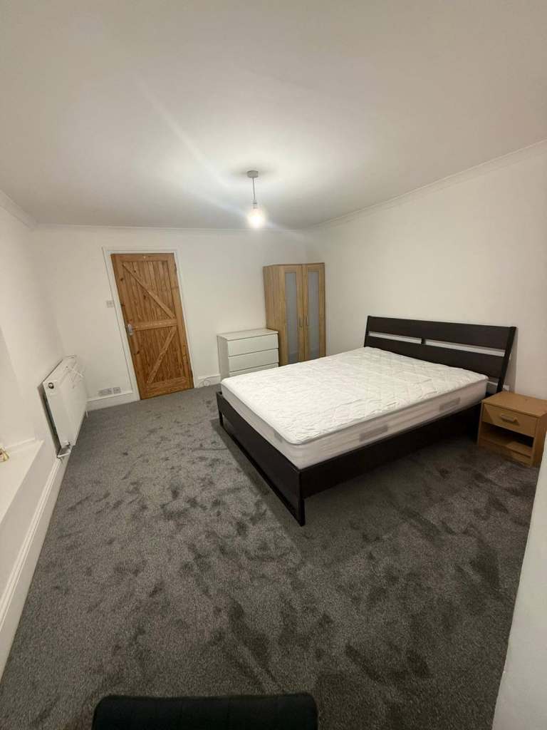 Spacious & Cosy Master Room For Rent AT BS7 9YU